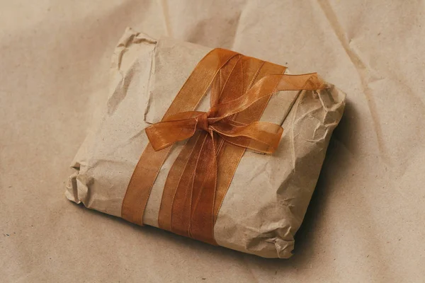 Pudełko Zapakowane Brązowy Papier Satynową Wstążkę Boże Narodzenie Obecna Paczka — Zdjęcie stockowe