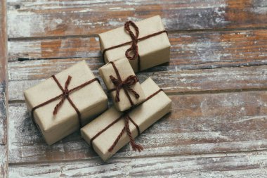 Zanaat kağıt ve kravat kenevir kablosu sarılmış parsel seti. Teslimat hizmeti. Online nakliye. Dekoratif ahşap arka plan. Noel konsepti sunar. Birçok hediye.
