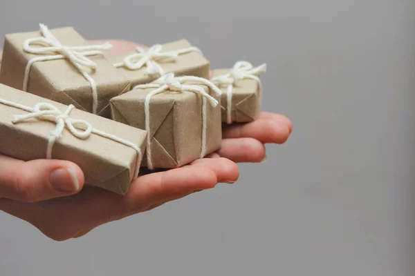 Hediye kutusunu elele tut. Mevcut zanaat kağıt ve sain kurdele sarılmış. Kızların elinde küçük bir paket. Noel zamanı. Tatil havası.