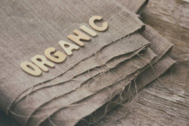 Tahta harflerle yazılmış. Organik konsept. Doğal kenevir bezi arka planı. Atık geri dönüşümü. Metin. 