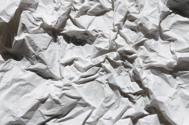 Kırılmış beyaz kağıt doku arka planı. Hazineler ve çizikler. Eski harf şablonu. Paketler ve paketler için el işi kağıtları. Paketleme işlemi.