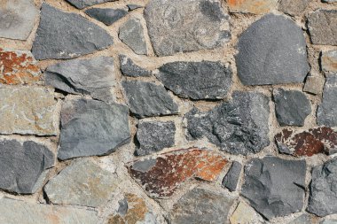 Beton duvar dokusu arka planı. Doğal taşlar. Binanın ön cephesi. Dekoratif alçı. Evin dışı..