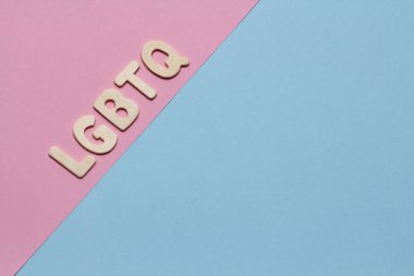 Lgbt ahşap harfler. Kısaca lezbiyen, eşcinsel, biseksüel ve transseksüel. Modern insan topluluğu. Cinsel kimlik özgürlüğü. Pankartın için şablon. Metin uzayı burada.