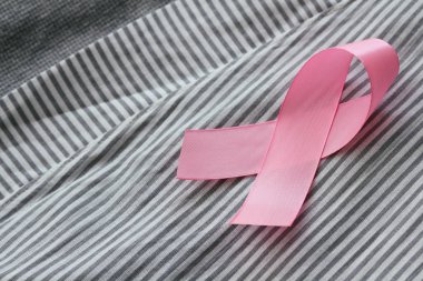 Pembe kurdele. Göğüs kanseri farkındalığının sembolü. Sağlık sigortası gebeliği. Önleyici önlemler. Ekim kontrol zamanı. Kadın sağlığı.