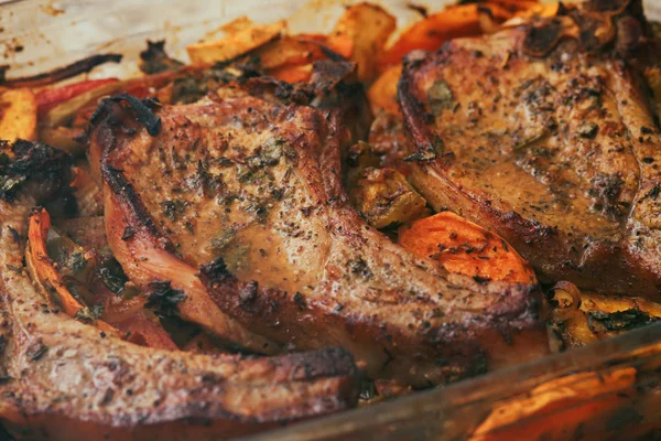 Pieczone Mięso Wieprzowe Piekarniku Roślinne Przyprawy Przyprawy Tradycyjna Kuchnia Gorące — Zdjęcie stockowe