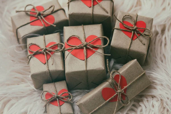 Conjunto Cajas Regalo Envueltas Papel Artesanal Corbata Cáñamo Con Corazones — Foto de Stock