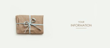 El işi kağıdına sarılı küçük bir paket ve mavi iplik. Gri arka plan. Web makale şablonu. Uzun başlık pankartı biçimi. İndirim kuponu. Ziyaret kartı. Bilgilerin. Metin uzayı.