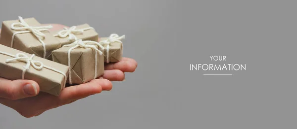 Hediye kutularını tutan eller. Teslimat servisi. Gri arka plan. Hediye değişimi. Web makale şablonu. Uzun başlık pankartı biçimi. İndirim kuponu. Ziyaret kartı. Bilgilerin. Metin uzayı.
