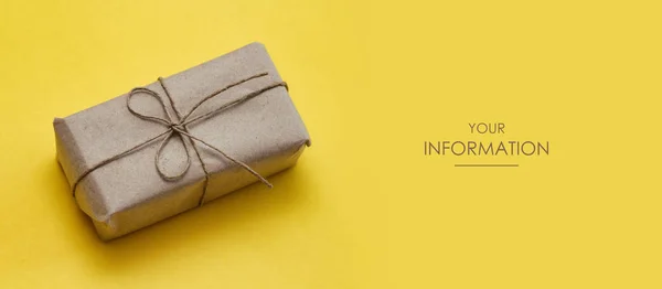 El işi kâğıdı ve kravat ipliğine sarılı paket. Hediye kutusu. İnternetten alışveriş. Sarı arka plan. Web makale şablonu. Uzun başlık pankartı biçimi. İndirim kuponu. Ziyaret kartı. Bilgilerin. Metin uzayı.