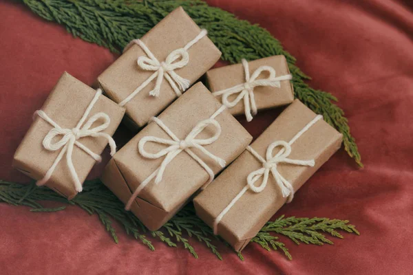 Regali Natale Scatole Regalo Avvolte Carta Artigianale Cravatta Bianca Sfondo Foto Stock Royalty Free