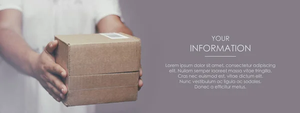 Paket kutusu teslimatçıda. Nakliye aracı. Hızlı teslimat. Web makale şablonu. Uzun başlık pankartı biçimi. İndirim kuponu. Ziyaret kartı. Bilgilerin. Metin uzayı.