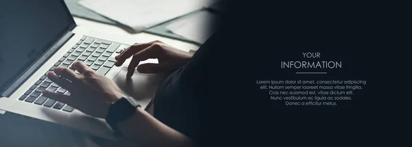 Kadın eller dizüstü bilgisayarda yazı yazıyor. Mesafeli iş. İnternetten alışveriş. Serbest meslek kavramı. Web makale şablonu. Uzun başlık pankartı biçimi. İndirim kuponu. Ziyaret kartı. Bilgilerin. Metin uzayı.