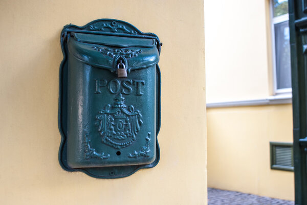 Почтовый ящик висит на бежевой стене. Личный железный почтовый ящик. Mail offline
.