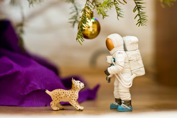 Pod drzewem. Ryś ogląda astronautą. Tocz kulę dyskotekową. Zabawka minifigurki. — Zdjęcie stockowe