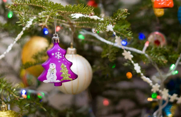Zabawki choinkowe. Fioletowy Tree.Christmas Tree Decoration. — Zdjęcie stockowe