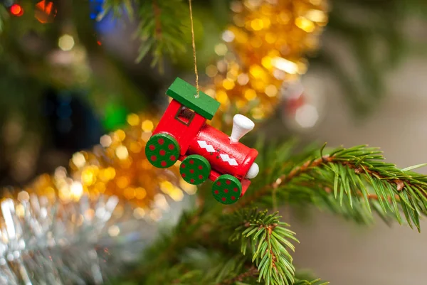 Ялинкова іграшка. Дерев'яний іграшковий потяг. Різдвяна ялинка. Різдвяний настрій. Ялинкова іграшка. Дерев'яний іграшковий потяг. Різдвяна ялинка. Різдвяний настрій . — стокове фото
