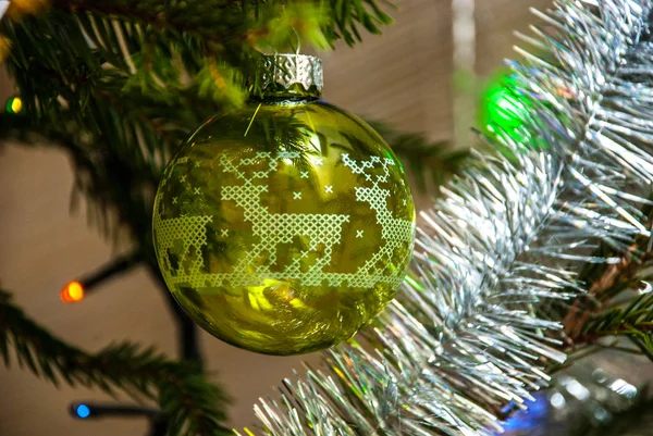 Zabawki choinkowe. Szkło zielone kula. Dekoracje na Boże Narodzenie. Boże Narodzenie ball z jelenia. — Zdjęcie stockowe