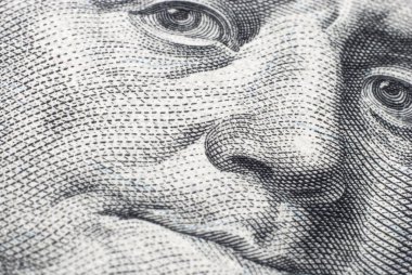 Benjamin Franklin yüzünde bir yüz dolarlık banknot