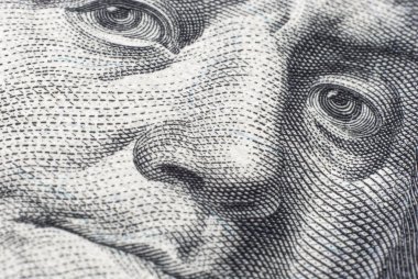 Benjamin Franklin yüzünde bir yüz dolarlık banknot