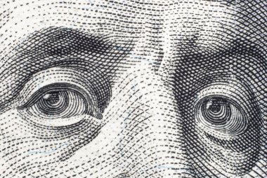 Benjamin Franklin'in gözleri bir yüz dolarlık faturası 