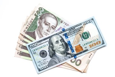  Iki bin beş yüz Ukraynalı hryvnia ve yüz dolar, beyaz bir arka plan