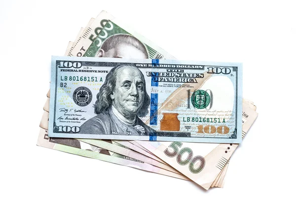  Iki bin beş yüz Ukraynalı hryvnia ve yüz dolar, beyaz bir arka plan