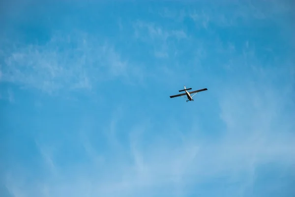 Flying aircraft against the blue sky — Stock Photo, Image