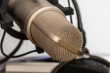 Gri studio mikrofon.