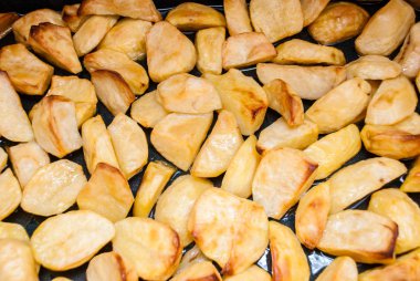 Fırında patates dilimleri bir fırın tepsisine