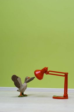 Beklenmeyen kaz toplantı ile kırmızı masa lambası.