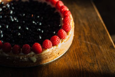 Kek Ahududu ve yaban mersini masada