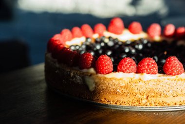 Kek Ahududu ve yaban mersini masada