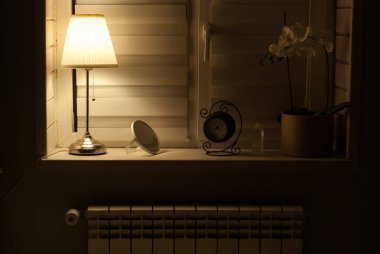 Bölgesel ısıtma paneli yatak odasında pencere altında. Dekor pencere üzerinde.