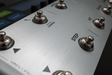 Müzikal bir karıştırıcı paneli. Metal düğme