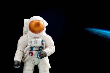 Bir astronot toprak zemin üzerine figürü oyuncak