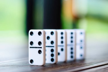 Domino eklemleri peş peşe dik durur (Masa oyunu)