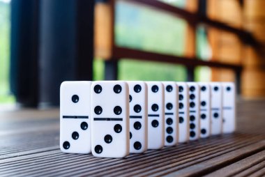 Domino eklemleri peş peşe dik durur (Masa oyunu)