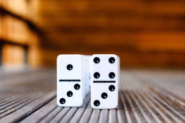 Domino eklemleri peş peşe dik durur (Masa oyunu)