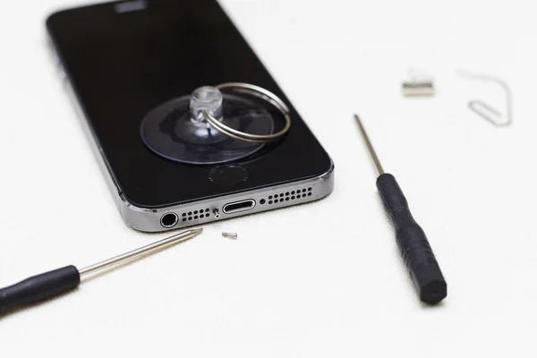 Cep telefonu tamir sürecini gösteren yakın plan fotoğraflar