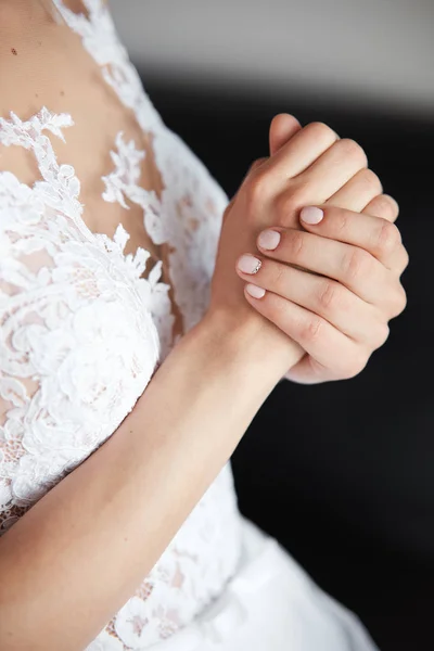 Bellissimo lato della sposa con le mani in abito da sposa — Foto Stock