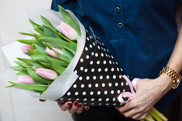 Kadının elinde güzel bahar laleler