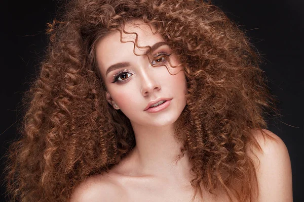 Çok güzel bir kız modeli afro ile bukleler