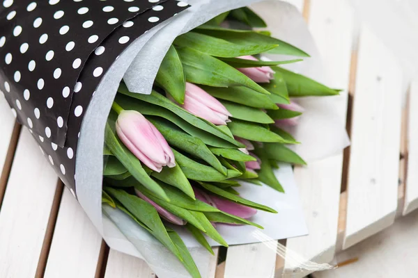 Hermosos tulipanes de primavera sobre un fondo de madera — Foto de Stock