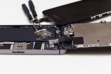 Cep telefonu tamir sürecini gösteren yakın plan fotoğraflar