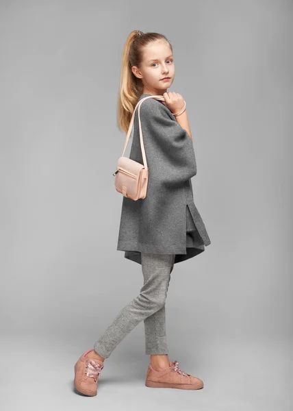 Photostudio bir çanta ile şirin kız