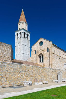 Aquileia, İtalya: Basilica di Santa Maria Assunta ve antik kalıntıları içinde Aquileia İtalyan şehir olarak da bilinen antik Roma bağlantı noktası