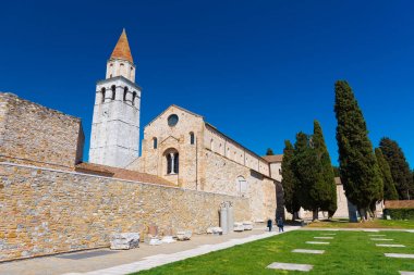 Aquileia, İtalya: Antik Roma şehir, Aquileia, ana landmark - Basilica di Santa Maria Assunta ve yakın eski kalıntılar geniş açı bakış