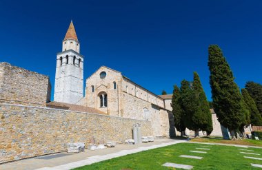 Aquileia, İtalya: Basilica di Santa Maria Assunta ve antik kalıntıları içinde Aquileia İtalyan şehir olarak da bilinen antik Roma bağlantı noktası