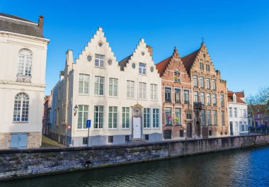 Bruges (Brugge), Belçika: Spinolarei, geleneksel evleri ve su kanalı ile tipik Belçika sokak