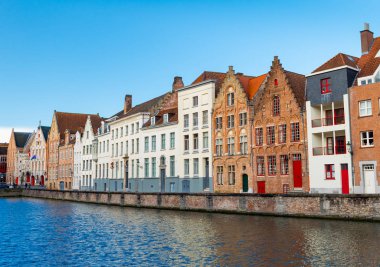 Bruges (Brugge), Belçika: Tipik Belçika street geleneksel Ortaçağ evler ve su kanalı ile